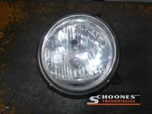 Używane Reflektor lewy Jeep Cherokee Cena € 42,00 Procedura marży oferowane przez Schoones Transmissies B.V.