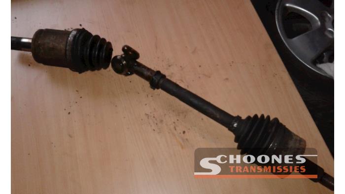 Front drive shaft, left from a Landrover R.R.S. L320 2006