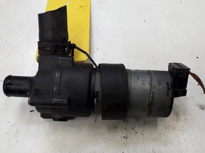 Begagnade Extra vattenpump Mercedes C (W203) 2.6 C-240 V6 18V Pris € 30,00 Marginaltabell erbjuds av Tijdeman Mercedes Onderdelen