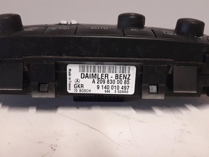 Air conditioning control panel from a Mercedes-Benz CLK (R209) 2.6 240 V6 18V 2004