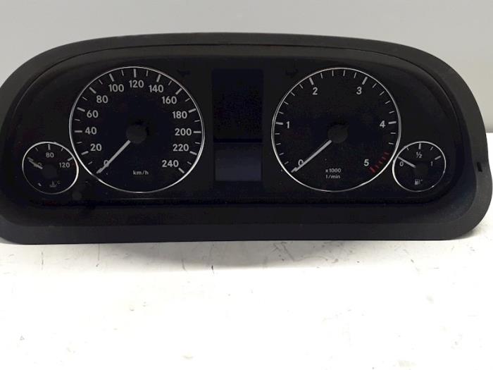 Panel de instrumentación de un Mercedes-Benz A (W169) 2.0 A-180 CDI 16V 5-Drs. 2008
