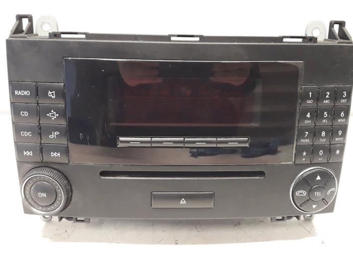 Radio CD Spieler van een Mercedes-Benz A (W169) 1.5 A-150 16V 2005