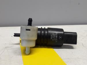 Used Windscreen washer pump Mercedes B (W245,242) 1.5 B-160 16V Price € 12,00 Margin scheme offered by Tijdeman Mercedes Onderdelen