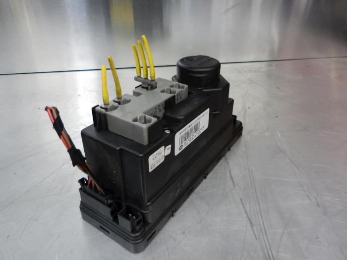 Electric central locking vacuum pump from a Mercedes-Benz C Combi (S202) 2.2 C-200 CDI 16V 1998