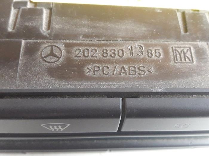 Panneau climatronic d'un Mercedes-Benz C (W202) 2.4 C-240 V6 18V 2000