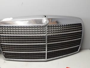 Used Grille Mercedes /8 (W115) 200 D Price on request offered by Tijdeman Mercedes Onderdelen