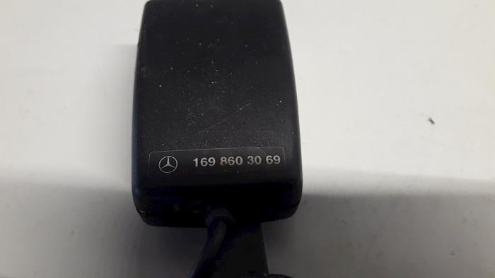 Lengüeta de cinturón de seguridad derecha detrás de un Mercedes-Benz B (W245,242) 1.5 B-150 16V 2007