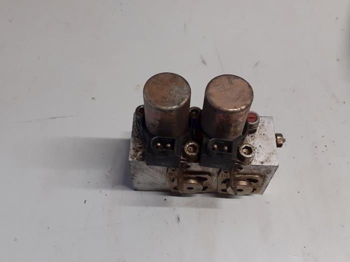 Gebrauchte Ventilblock hydraulisch Mercedes SL (R129) 3.0 300 SL 24V Preis auf Anfrage angeboten von Tijdeman Mercedes Onderdelen