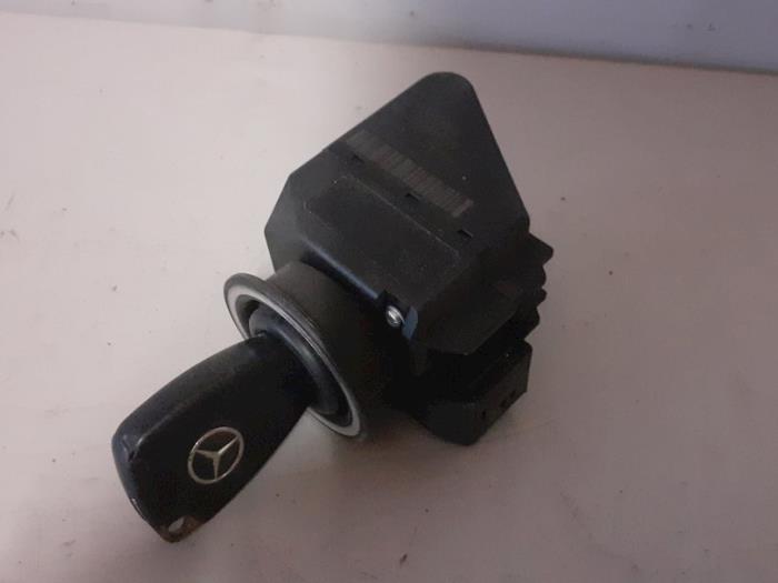 Ignition lock + key Mercedes E 2.2 E200 CDI 16V 2105450008