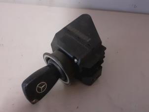 Used Ignition lock + key Mercedes E (W210) 2.2 E-200 CDI 16V Price on request offered by Tijdeman Mercedes Onderdelen