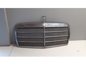Used Grille Mercedes S (W126) 380 SE,SEL Price on request offered by Tijdeman Mercedes Onderdelen