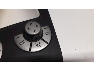Usados Interruptor de retrovisor Mercedes SLK (R171) 1.8 200 K 16V Precio de solicitud ofrecido por Tijdeman Mercedes Onderdelen