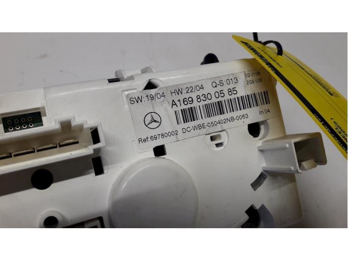 Air conditioning control panel from a Mercedes-Benz A (W169) 1.5 A-150 16V 2005