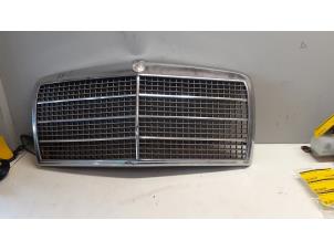 Used Grille Mercedes S (W116) 280 S Price on request offered by Tijdeman Mercedes Onderdelen