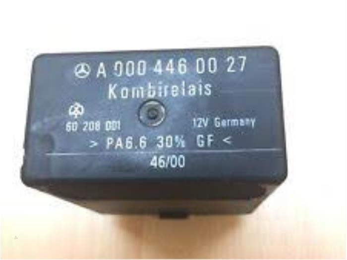 Wiper module from a Mercedes-Benz Vito (638.0) 2.2 CDI 108 16V 2000