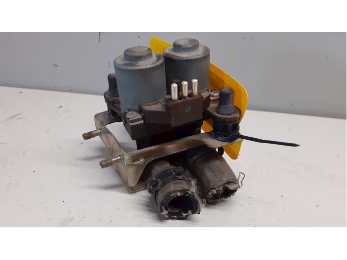 Electric heater valve from a Mercedes-Benz CLK (W208) 2.0 200K Evo 16V 2000