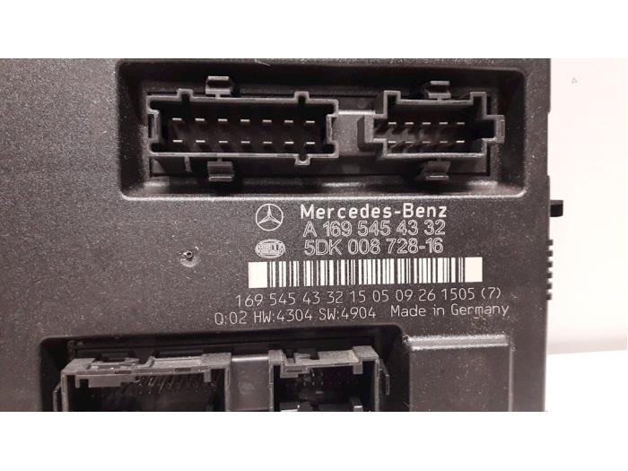 Porte fusible d'un Mercedes-Benz A (W169) 2.0 A-180 CDI 16V 2005