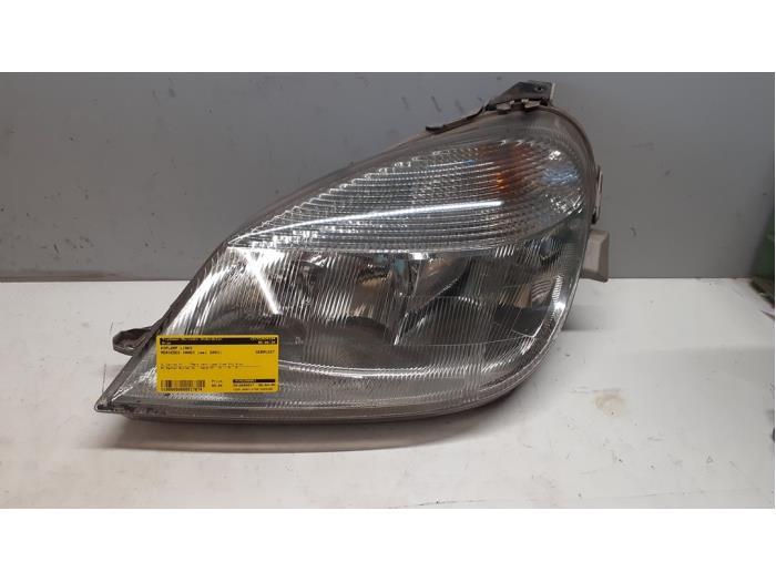 Używane Reflektor lewy Mercedes Vaneo (W414) 1.7 CDI 16V Cena € 69,00 Procedura marży oferowane przez Tijdeman Mercedes Onderdelen