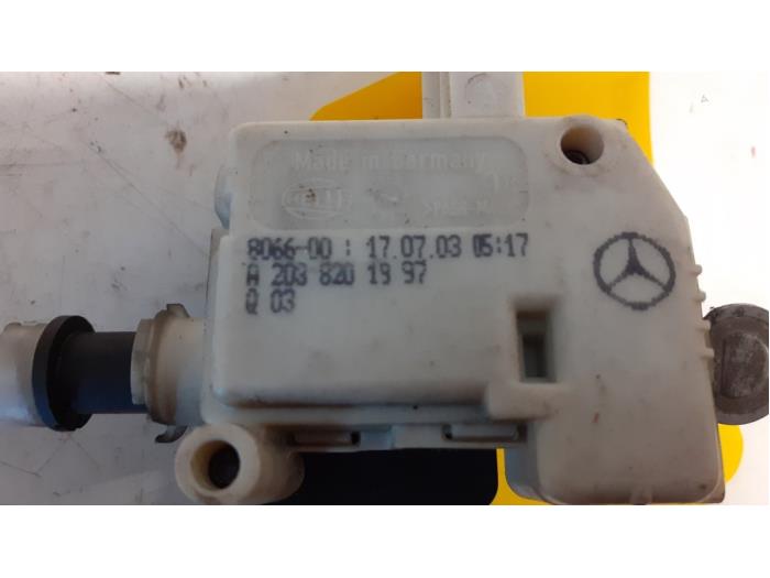 Tank flap lock motor from a Mercedes-Benz C (W203) 2.2 C-200 CDI 16V 2003