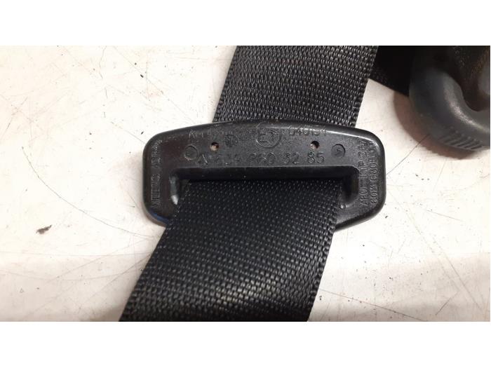 Seatbelt tensioner, right from a Mercedes-Benz Vito (639.6) 2.2 109 CDI 16V 2004