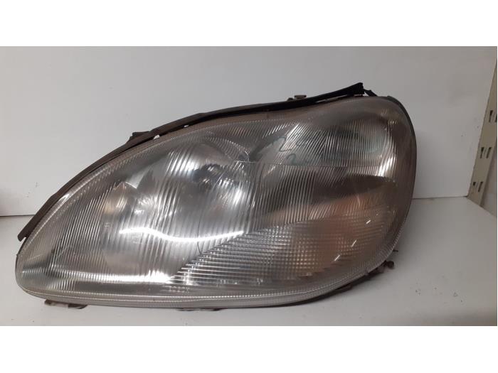Headlight, left from a Mercedes-Benz S (W220) 3.2 S-320 18V 1998