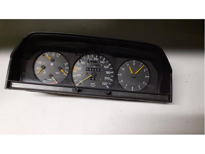 Cuentakilómetros de un Mercedes-Benz 190 (W201)  1989