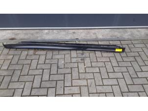 Begagnade Sidokjol, höger Mercedes B (W245) 1.5 B-150 16V Pris € 49,00 Marginaltabell erbjuds av Tijdeman Mercedes Onderdelen