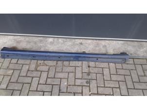 Begagnade Sidokjol, höger Mercedes B (W245) 1.5 B-150 16V Pris € 49,00 Marginaltabell erbjuds av Tijdeman Mercedes Onderdelen