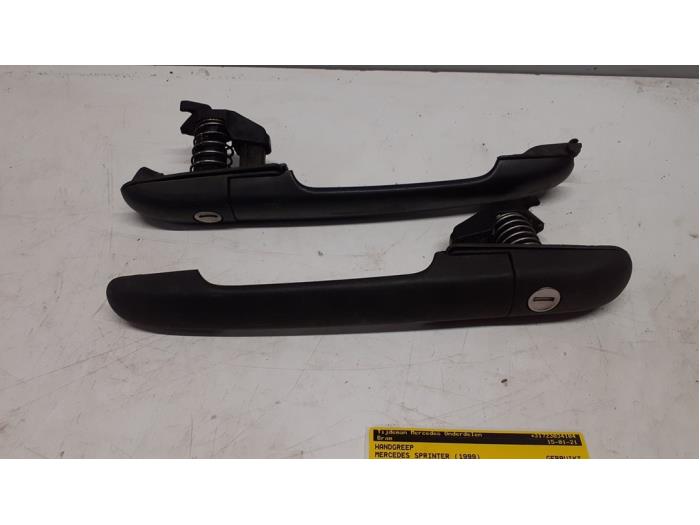 Handle from a Mercedes-Benz Sprinter 2t (901/902) 211 CDI 16V 1999