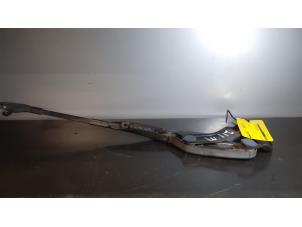 Used Front wiper arm Mercedes E (W211) 4.0 E-400 CDI 32V Price on request offered by Tijdeman Mercedes Onderdelen