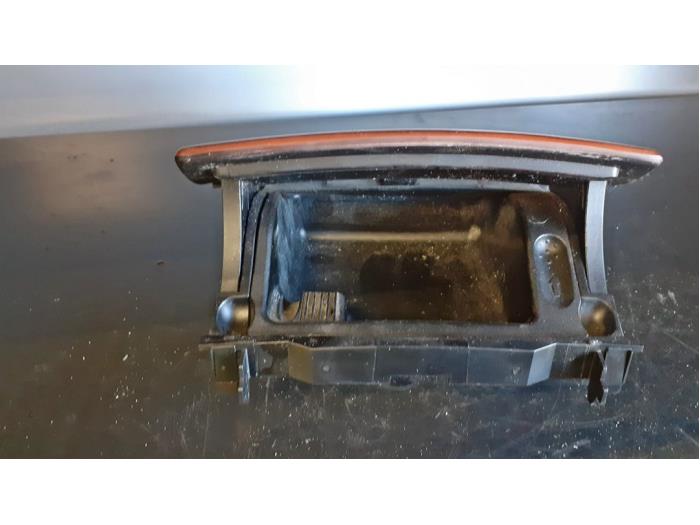 Front ashtray from a Mercedes-Benz C Combi (S203) 1.8 C-180K 16V 2003