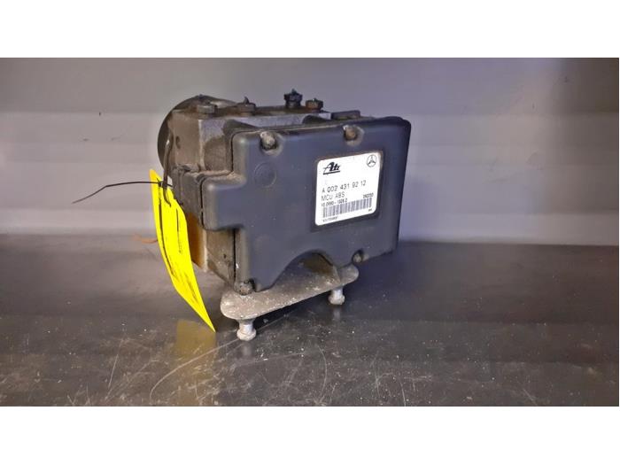 Usagé Pompe ABS Mercedes C Combi (S202) 2.2 C-220 TD 16V Prix € 79,00 Règlement à la marge proposé par Tijdeman Mercedes Onderdelen