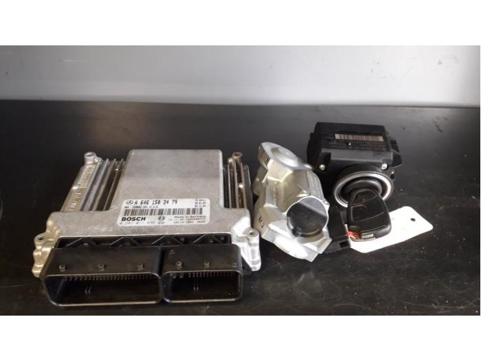 Used Ignition lock + computer Mercedes C Combi (S203) 2.2 C-220 CDI 16V Price on request offered by Tijdeman Mercedes Onderdelen