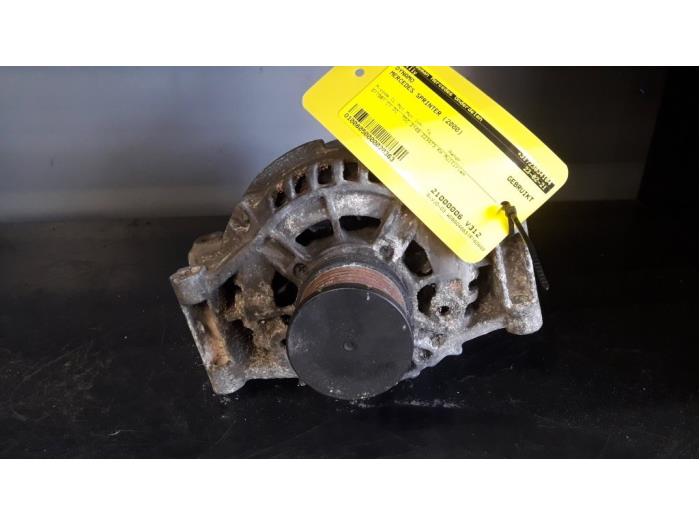 Dynamo från en Mercedes-Benz Sprinter 4t (904) 413 CDI 16V 2000