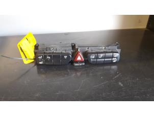 Usados Interruptor de luz de pánico Mercedes CLK (W209) 2.6 240 V6 18V Precio de solicitud ofrecido por Tijdeman Mercedes Onderdelen