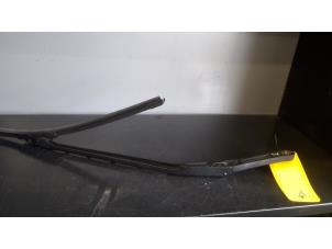 Used Front wiper arm Mercedes CLK (W209) 2.6 240 V6 18V Price on request offered by Tijdeman Mercedes Onderdelen