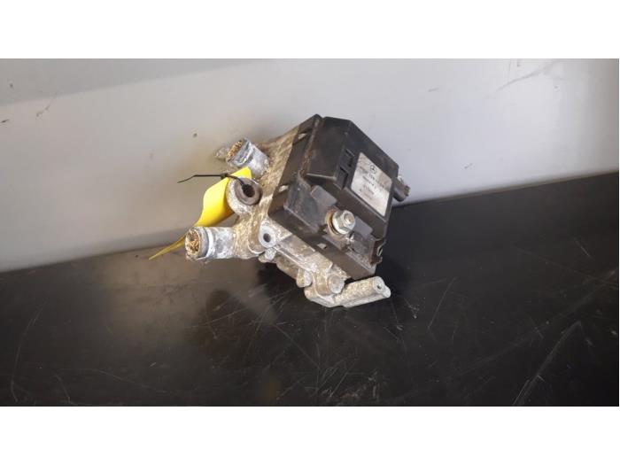 Begagnade Vattenpump Mercedes E Combi (S210) 3.2 E-320 CDI 24V Pris € 50,00 Marginaltabell erbjuds av Tijdeman Mercedes Onderdelen
