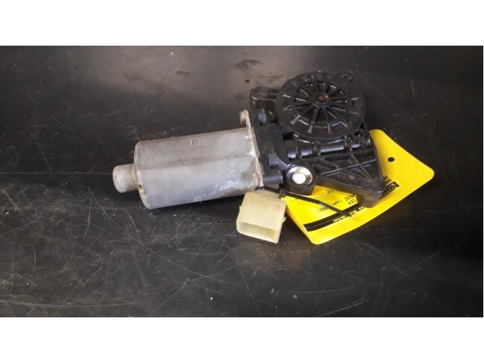 Usados Motor de ventanilla de puerta Mercedes C Combi (S202) 2.5 C-250 TDT 20V Precio € 25,00 Norma de margen ofrecido por Tijdeman Mercedes Onderdelen