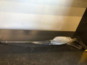 Used Front wiper arm Mercedes E (W211) 2.2 E-200 CDI 16V Price on request offered by Tijdeman Mercedes Onderdelen