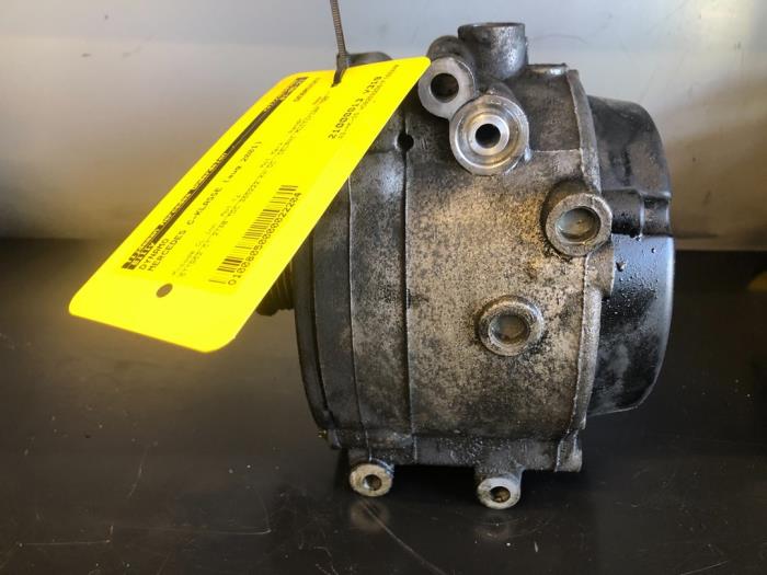 Dynamo från en Mercedes-Benz C Combi (S203) 2.2 C-220 CDI 16V 2001
