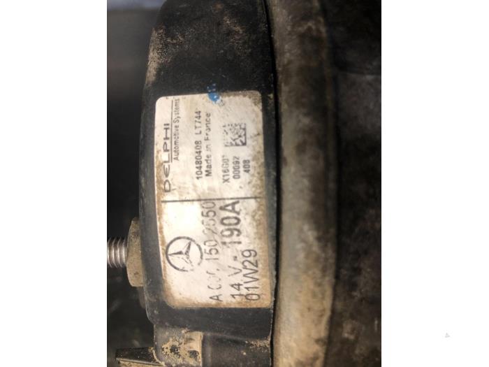 Dynamo från en Mercedes-Benz C Combi (S203) 2.2 C-220 CDI 16V 2001