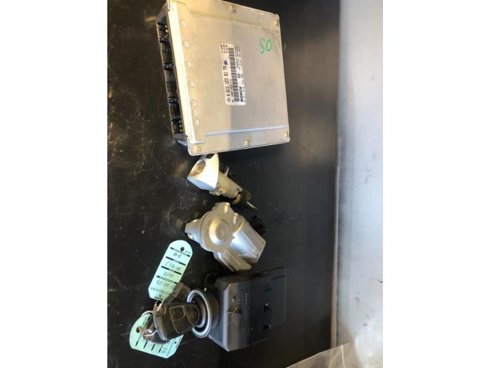 Used Ignition lock + computer Mercedes C Combi (S203) 2.2 C-220 CDI 16V Price € 225,00 Margin scheme offered by Tijdeman Mercedes Onderdelen