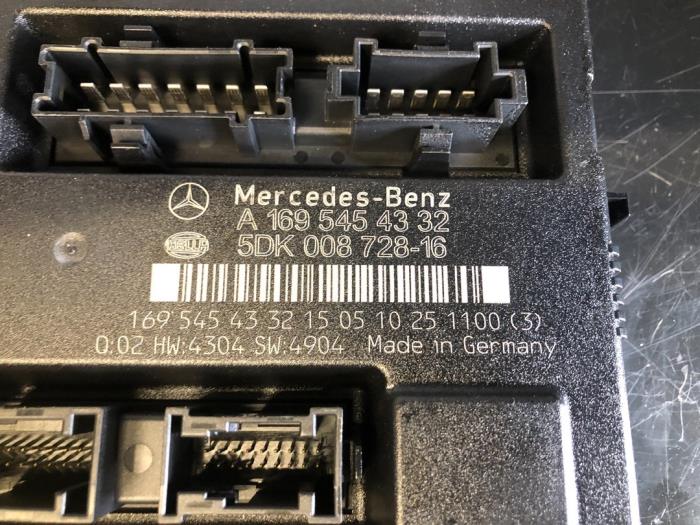 Body control computer from a Mercedes-Benz A (W169) 1.7 A-170 3-Drs. 2004