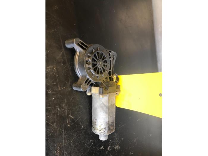Usados Motor de ventanilla de puerta Mercedes E Combi (S210) 2.8 E-280 V6 18V Precio de solicitud ofrecido por Tijdeman Mercedes Onderdelen