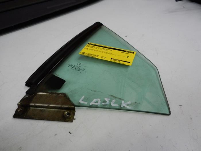 Usados Ventanilla triangular izquierda detrás Mercedes SLK (R170) 2.0 200 16V Precio € 40,00 Norma de margen ofrecido por Tijdeman Mercedes Onderdelen