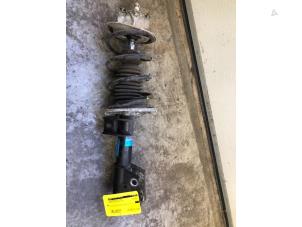 Used Fronts shock absorber, left Mercedes Vaneo (W414) 1.7 CDI 16V Price on request offered by Tijdeman Mercedes Onderdelen
