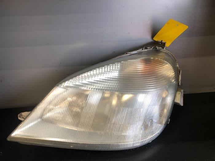Używane Reflektor lewy Mercedes Vaneo (W414) 1.7 CDI 16V Cena na żądanie oferowane przez Tijdeman Mercedes Onderdelen