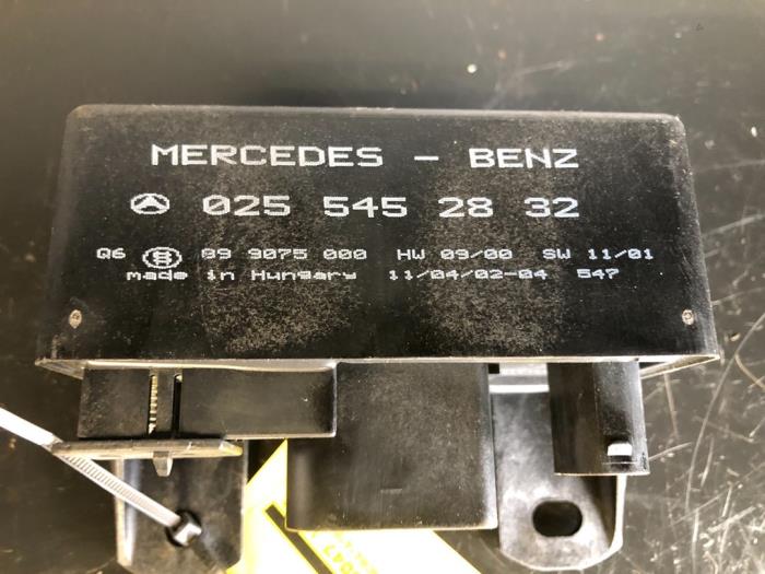 Glow plug relay from a Mercedes-Benz Vaneo (W414) 1.7 CDI 16V 2003