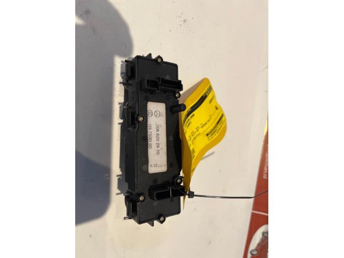 Electric window switch from a Mercedes-Benz CLK (W208) 2.0 200 16V 2000