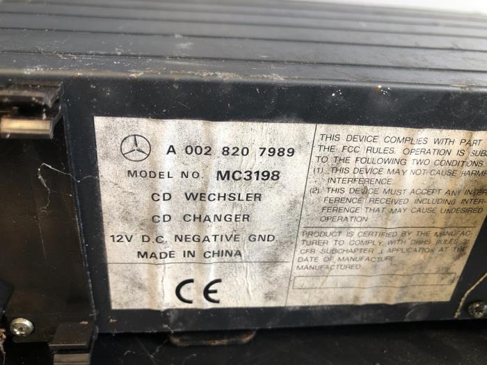 CD Wechsler van een Mercedes-Benz CLK (W208) 2.0 200 16V 2000